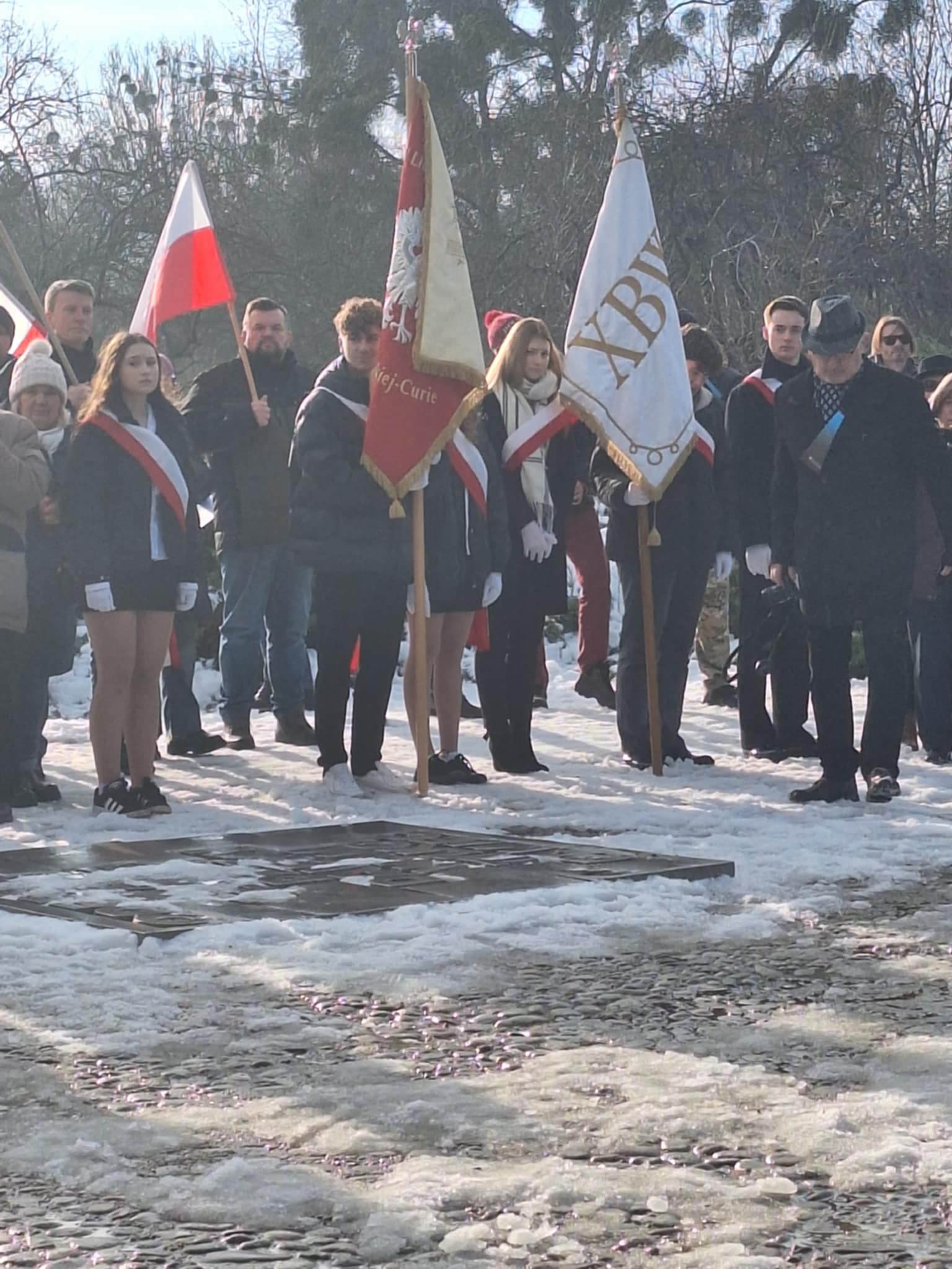 Uczniowie tworzący poczet sztandarowy podczas uroczystości