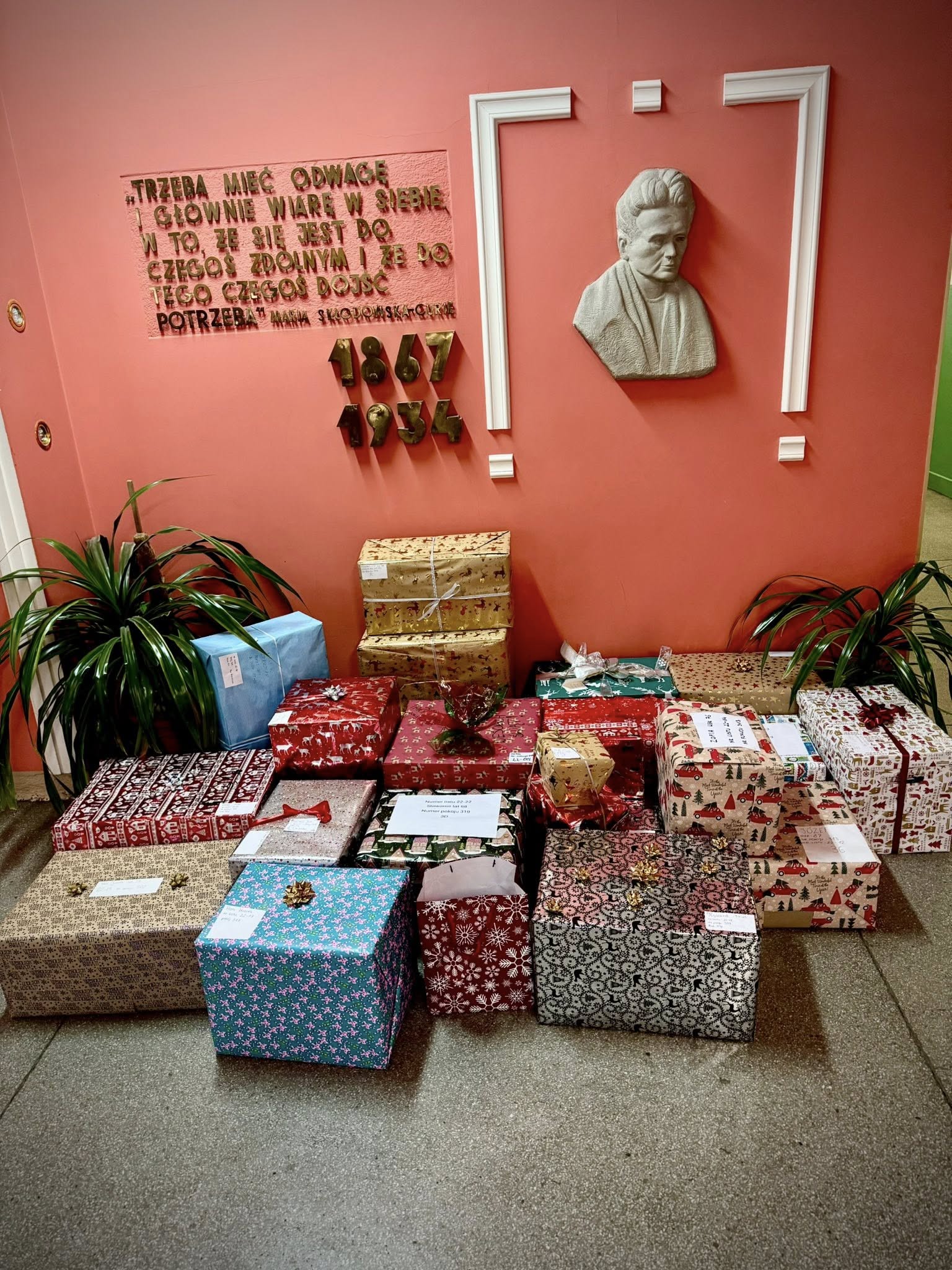 Paczki przygotowane przez uczniów ustawione na korytarzu szkóły