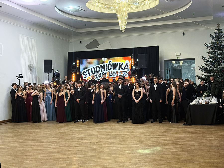 Uczniowie czwartych klas gotowy do tańczenia poloneza