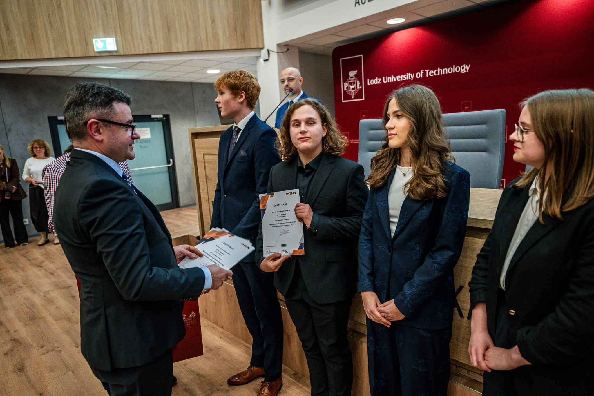 Uczeń przyjmujący dyplom