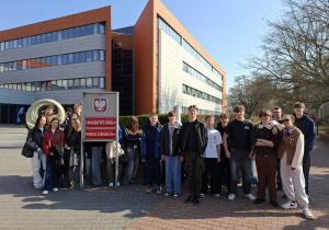 uczniowie stojący przed uczelnią