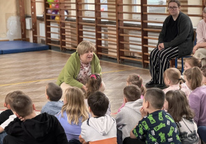 Dzieci wykonujące eksperymenty