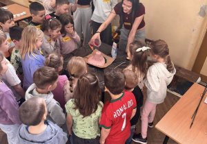 Dzieci wykonujące eksperymenty