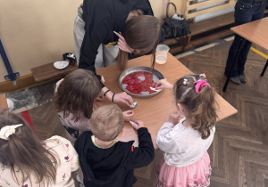 Dzieci wykonujące eksperymenty