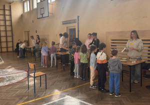 Dzieci wykonujące eksperymenty