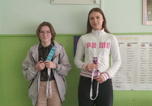 Finaliści konkursu ze swoimi nauczycielami