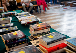 uroczyste zakończenie roku szkolnego na sali gimnastycznej