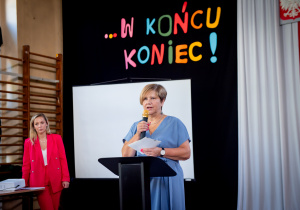uroczyste zakończenie roku szkolnego na sali gimnastycznej