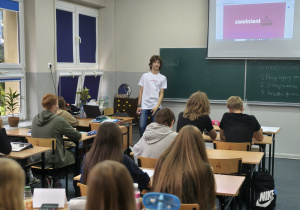 Uczniowie siedzący w sali podczas wykładu