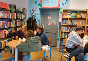 Uczniowie siedzący w bibliotece